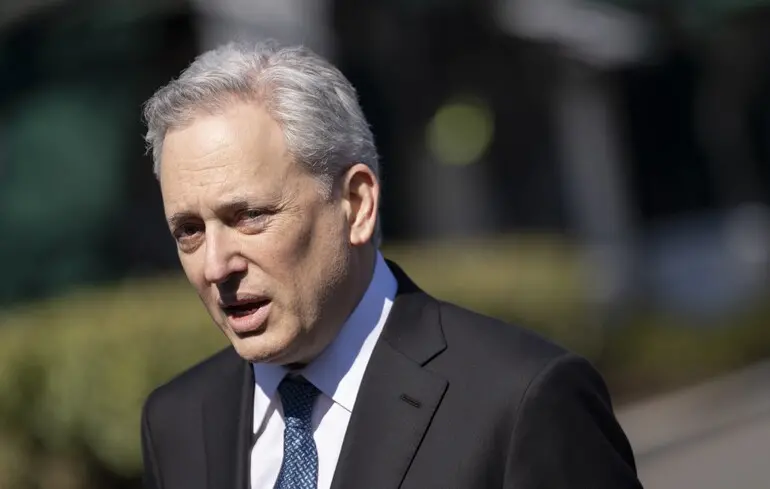 Советник Трампа обвинил Зеленского в срыве мирных переговоров из-за Крыма