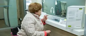 Социальные выплаты: могут ли переселенцы изменить банк для получения пенсии