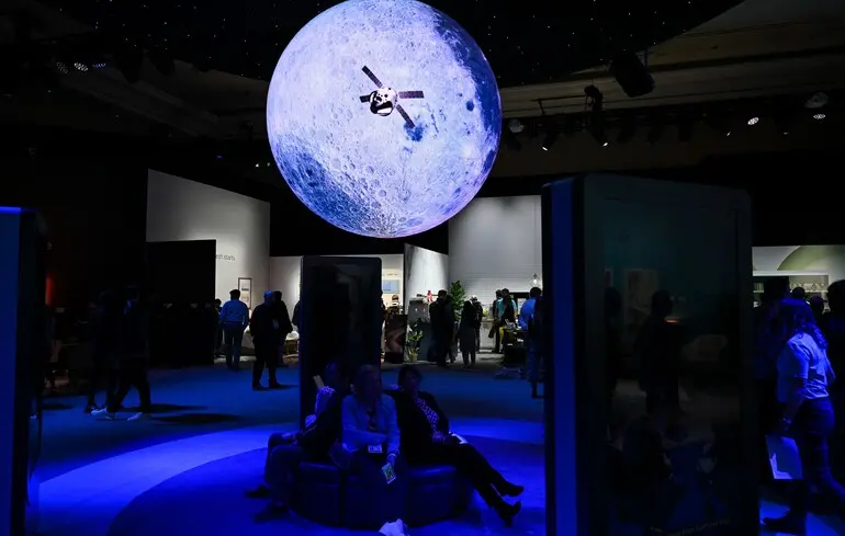 Экспозиция, посвященная проекту Amazon Kuiper, стенд Amazon.com во время выставки потребительской электроники (CES) в Лас-Вегасе, штат Невада, 2023 год