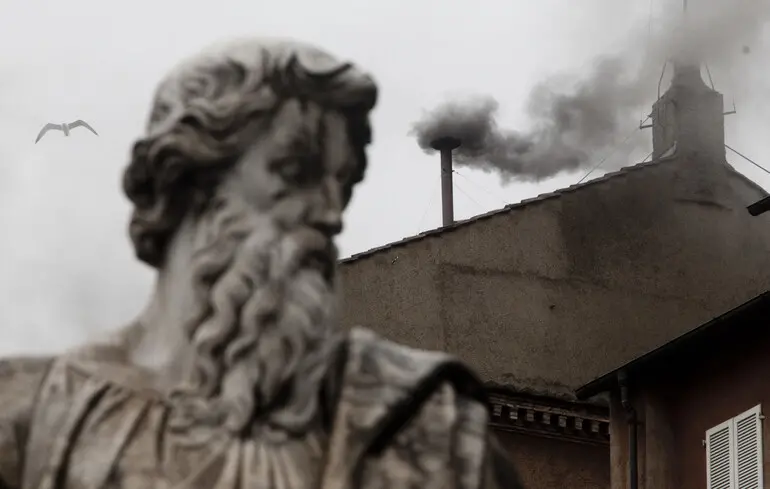 Дим із димаря Сикстинської капели під час конклаву у Ватикані