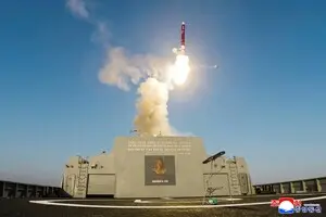 Северная Корея провела испытания систем вооружения нового эсминца — фото