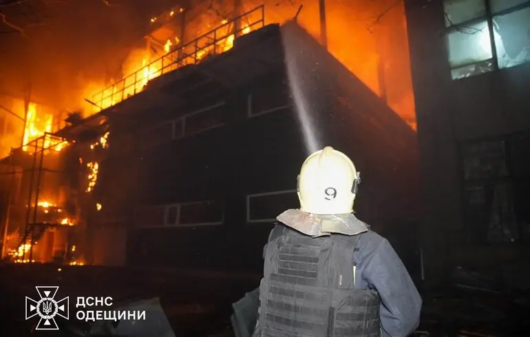 Российские дроны поразили в Одессе жилые дома, в городе загорелись пожары - Кипер