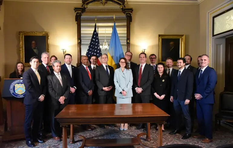 Жодних боргів і рівноправне партнерство: що передбачає угода про корисні копалини