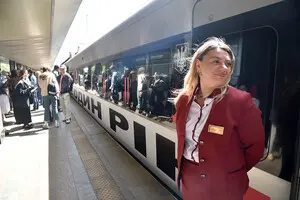 Поїзд як полотно: в Україні запустили артпроєкт Барбари Крюгер на вагонах Інтерсіті (фото)