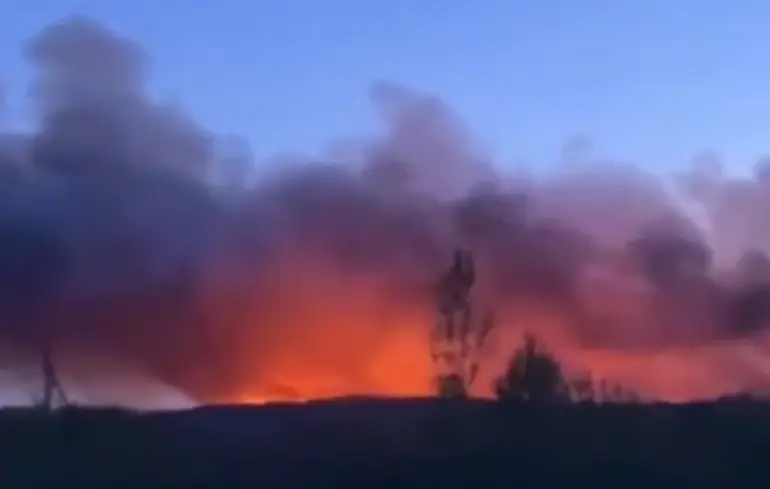 Севастополь вночі потрапив під «наймасованішу комбіновану атаку». На відео видно приліт і пожежу