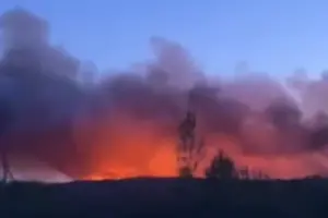 Севастополь вночі потрапив під «наймасованішу комбіновану атаку». На відео видно приліт і пожежу