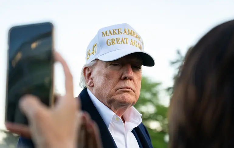 Трамп нарвался на критику за сгенерированное фото в образе Папы Римского