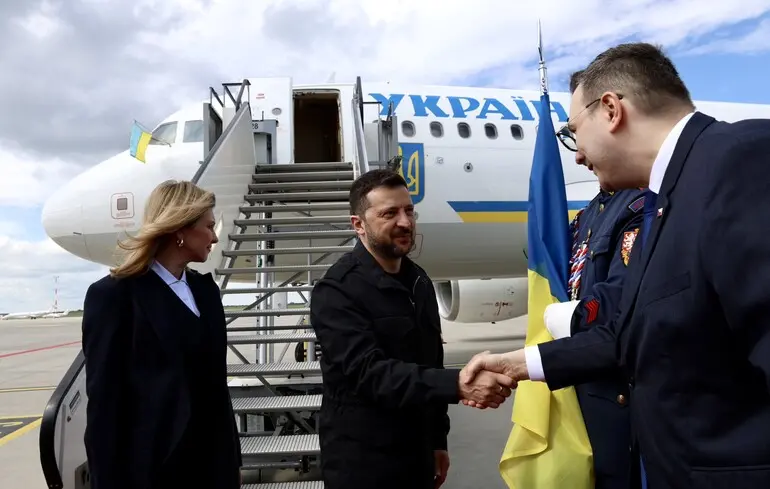 Зеленский прилетел с визитом в Чехию