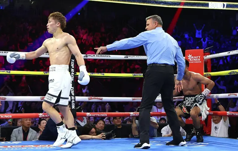 Абсолютний чемпіон світу повернувся після нокдауну та нокаутував суперника