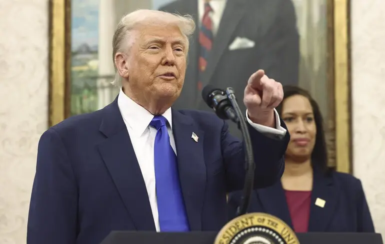 Трамп відхрестився від фото в образі Папи і поклав провину на 