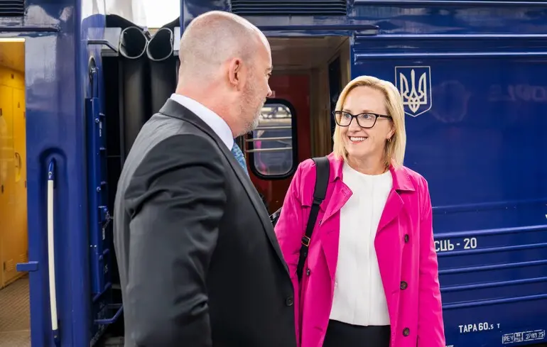 До Києва прибула тимчасово повірена у справах США в Україні Джулі Девіс