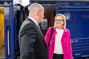 До Києва прибула тимчасово повірена у справах США в Україні Джулі Девіс