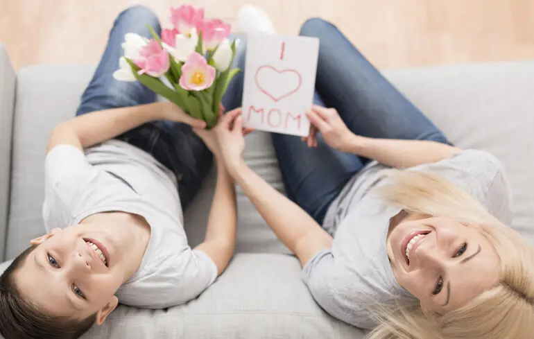 День матері: привітання та листівки