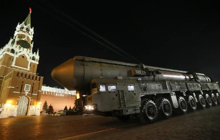 Росія боїться зриву параду, тому погрожує «Орєшніком» – Їжак