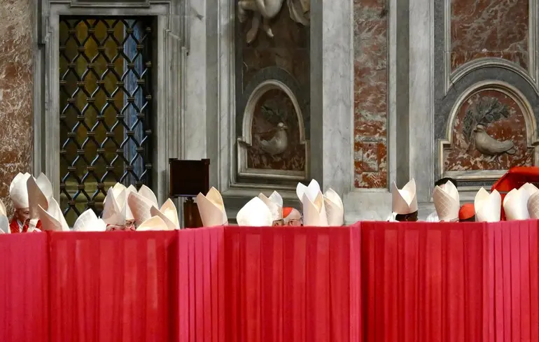 В Ватикане выбирают нового Папу Римского: на площади собрались люди в ожидании белого дыма