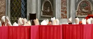 В Ватикане закрыли двери в Сикстинскую капеллу: конклав по избранию Папы официально начался