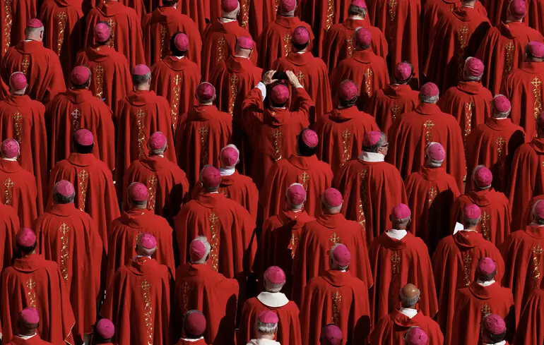 Над Сикстинською капелою знову чорний дим: кардинали не змогли обрати Папу