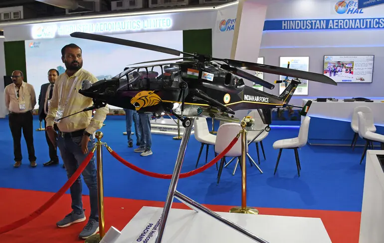 Модель вертолета индийских ВВС представлена на стенде Hindustan Aeronautics Limited