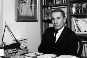 Дино Буццати: увеличенный портрет на фоне Татарской пустыни