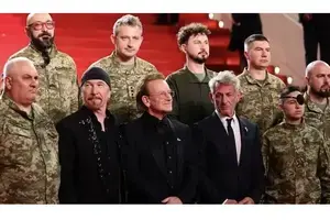 Боно, Едж та Шон Пенн з'явилися на червоній доріжці Каннського фестивалю разом з українськими воїнами