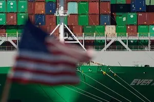 Американцы продолжают с недоверием относиться к экономической политике Трампа — новый опрос