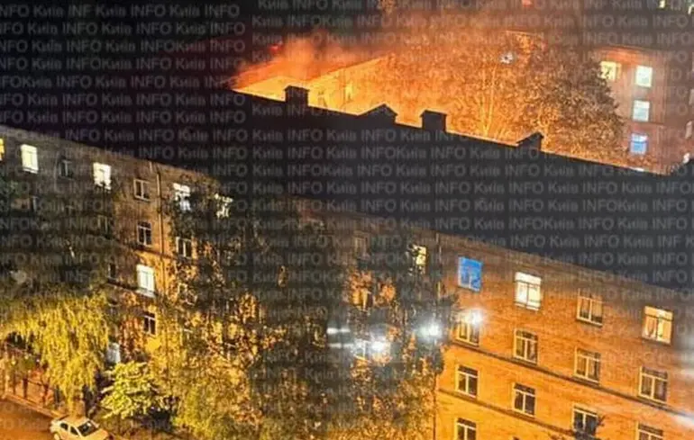 У Києві уламки дрона впали на житлову п′ятиповерхівку, там спалахнула пожежа - КМВА