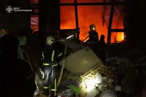 В Тернополе ракета ударила по предприятию. Там до сих пор пожар