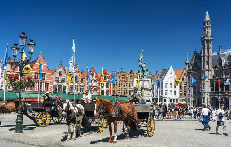 У європейському місті благають туристів не красти бруківку з вулиць