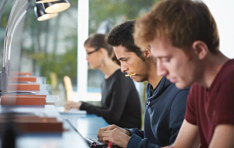 Студентські програми на роботу: якими можуть скористатися українці