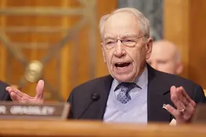 Старейший сенатор-республиканец призывает Трампа ввести санкции против России