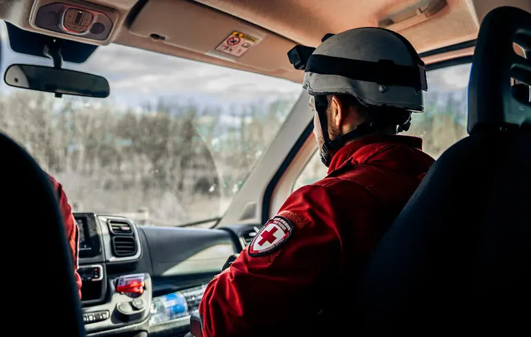 Автівка Червоного Хреста підірвалася на міні, рятуючи людей у Сумській області