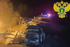 В Брянской области РФ мост обрушился на проходивший под ним пассажирский поезд, паблики предполагают подрыв