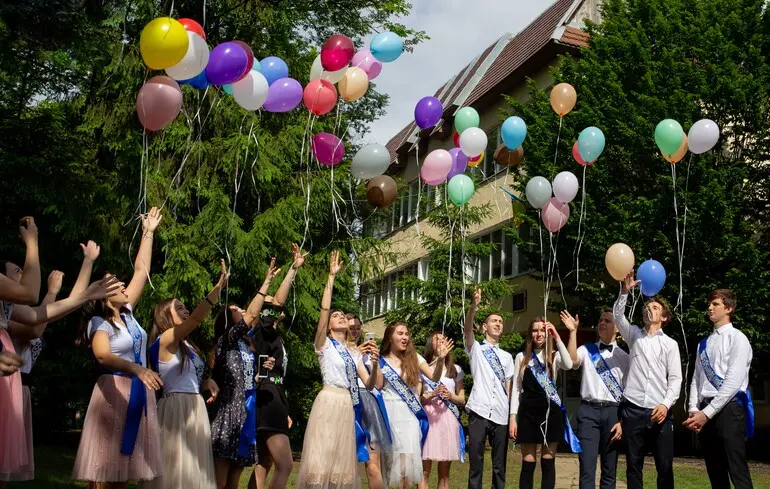 Випускники шкіл Херсона отримуватимуть свідоцтва з відзнакою в Києві