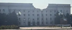 Утром Россия атаковала КАБами Херсон. Здание ОГА серьезно повреждено