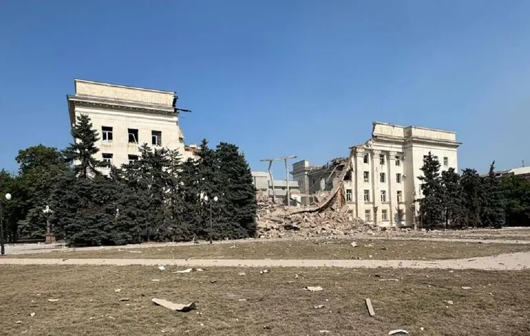 Россияне фактически разрушили здание Херсонской ОГА. Появилось видео удара