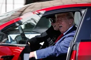 Из-за конфликта с Маском Трамп планирует избавиться от своего автомобиля Tesla