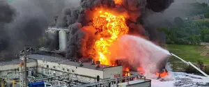 В Нижегородской области России горит битумный завод