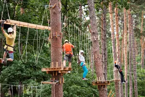 В киевском парке ребенок упал с веревочного аттракциона: начато расследование