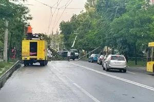 Ураганный ветер и ливень накрыли Киев