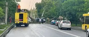 Ураганний вітер і злива накрили Київ