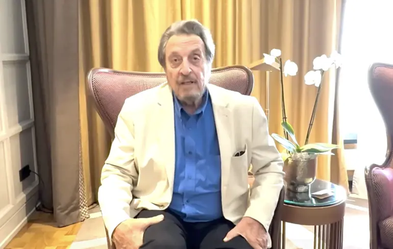 Батько Маска у Москві похвалив Путіна та заявив про правоту росіян