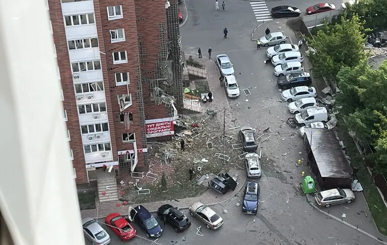 Бригади медиків мчать до чотирьох районів Києва, масована повітряна атака на столицю триває - Кличко