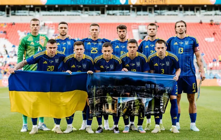 Футболисты сборной Украины вышли на матч в Канаде с изображением Киева после российских обстрелов