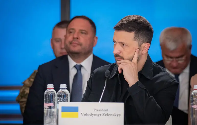 Украина разрабатывает дроны-перехватчики для защиты от российских атак по энергетике - Зеленский