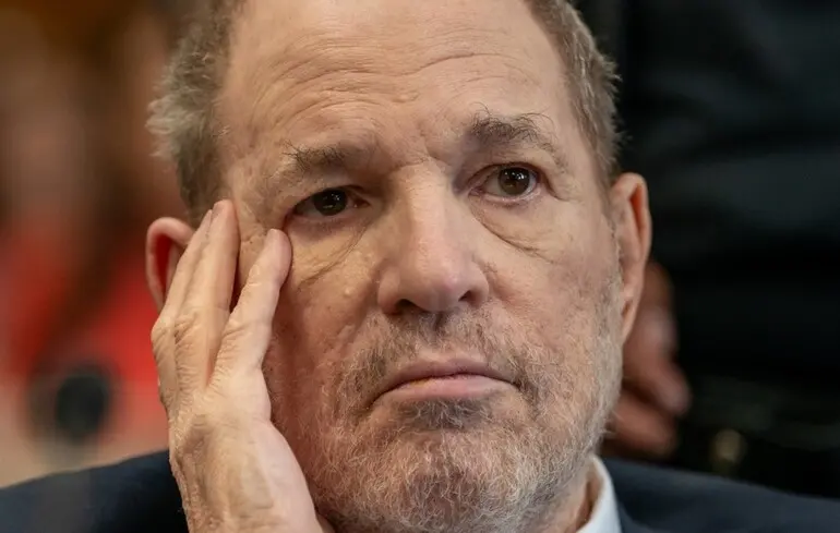 Режиссер Харви Вайнштейн снова признан виновным по делу о сексуальных преступлениях