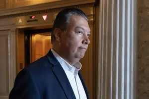 В США сенатора-демократа вывели с пресс-конференции министра Трампа и надели наручники