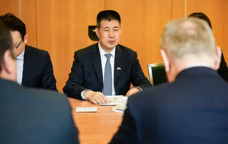 До недавнего времени Сунь Линьцзян работал послом Китая в Польше