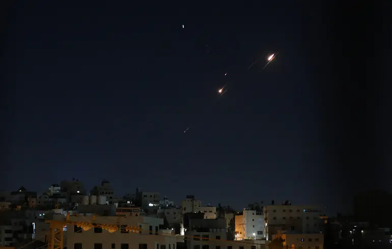 Баллистическая ракета, выпущенная Ираном, проносится ночным небом над Хевроном / 14 июня 2025 года