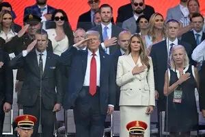 Трамп провел военный парад в США, пока по всей стране продолжались антиправительственные протесты — фото, видео