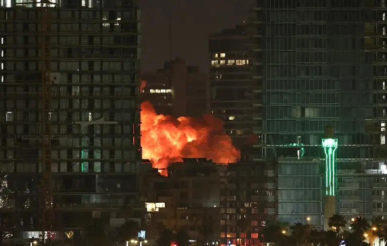 Взрыв ракеты, выпущенной из Ирана, произошел в Тель-Авиве / Израиль, 16 июня 2025 года